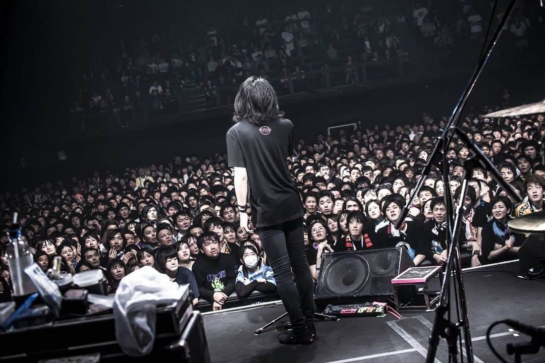 猪狩秀平さんのインスタグラム写真 - (猪狩秀平Instagram)「. . 2019.4.27.Zepp Nagoya. . 昨日もまた撮影してる人がいました。 . アンコールは気持ちに気持ちで答えるものやと思ってます。 ほとんどの人の気持ちは俺に届いてますが、俺の気持ちが届いてない人がいました。 ホンマはめっちゃ曲を演奏したかったけど、昨日は曲ではなく怒りと悲しみの言葉を話す事になりました。 . 泣いてた人の顔が今でも頭から離れないです。 マジでライブ中の撮影は勘弁してください。」4月28日 16時48分 - hey_igari_0131