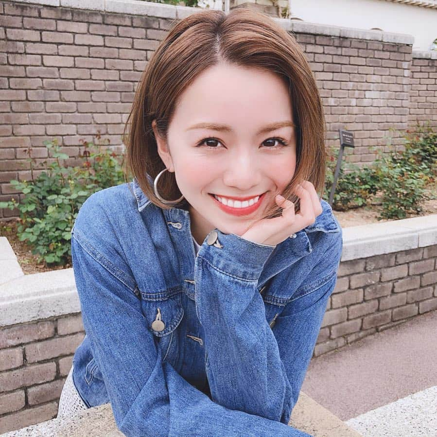 黒田真友香さんのインスタグラム写真 - (黒田真友香Instagram)「今回は3枚全部違う顔したから是非スワイプして下さい。笑  皆さんGWはいかがお過ごしですか！ 今空港にいるけどすごい人だ〜😂✨ お仕事で愛媛に行くんだけど、夜ご飯何食べるか迷う🍚人生初愛媛！！お腹すいた😋」4月28日 16時48分 - kurodamayukaxx