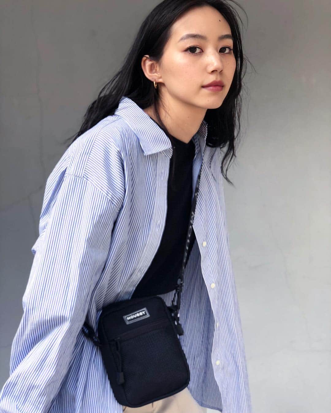 Shiho Sasakiのインスタグラム：「この連休中のお出かけにもぴったりな mini shoulder💼 アウトドアやレジャーにも持ってこい🙆‍♀️ ポップなカラーもあったけど、私はやっぱりBlack派かな🤔 #MOUSSY#MOUSSYSNAP」