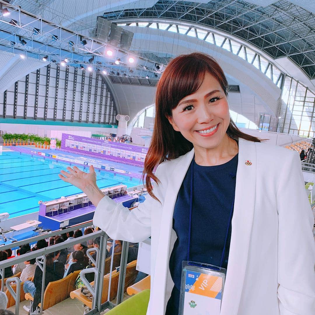 のインスタグラム：「今日はFina 第95回日本選手権水泳競技大会アーティスティックスイミング競技の応援にきています📣 会場には当時仲良くしていたシンクロ選手メンバーがたくさん応援にきていて、懐かしさでいっぱいです❣️ みんなバリバリのオリンピックメダリストたちが、また新しい幸せを掴み、胸元にはメダル🏅ではなく、小さな赤ちゃんを抱きしめ、楽しそうに観戦しています🎵 がんばろうニッポン！！#重太みゆき #印象評論家 #アーティスティックスイミング #fina #オリンピック #印象道 #インプレッショントレーニング」