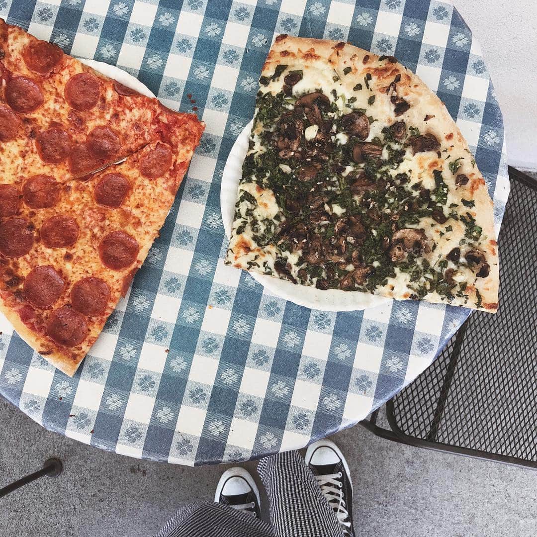 のインスタグラム：「. イタリアのナポリピッツァも大好きなんだけど、 アメリカにくると こーゆうピザが 食べたくなる。 ひたすらに食べる日々…🐷 #子連れハワイ #ヨナ連れ旅  #🍕」