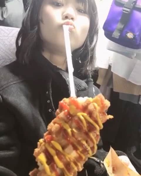 多田成美のインスタグラム：「流行りのチーズハットグ食べてみました😙🧀 #チーズハットグ」