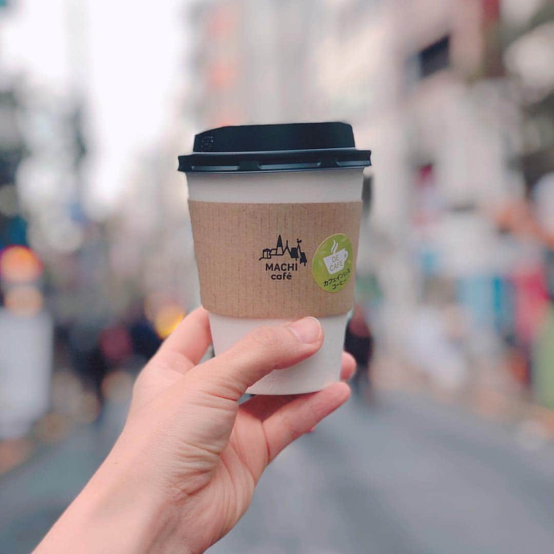 馬渕史香のインスタグラム：「掃除して、 カーテン洗って、 んで、マスタード作って、 コールスロー作って、 ひと段落  なんとなく外で出て散歩  #GW #ローソン #machicafe  #カフェインレス #デカフェ #カフェラテ #latte  #散歩 #あしざわ家 #旦那は超会議」