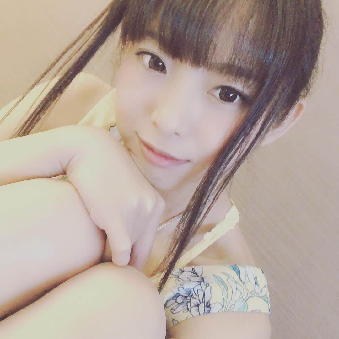倖田柚希のインスタグラム：「夏服着たのにクソ寒い( ˙-˙ ) 18時からツイキャスやるよー！ #今日のゆずっきー #夏服 #微女と野獣」