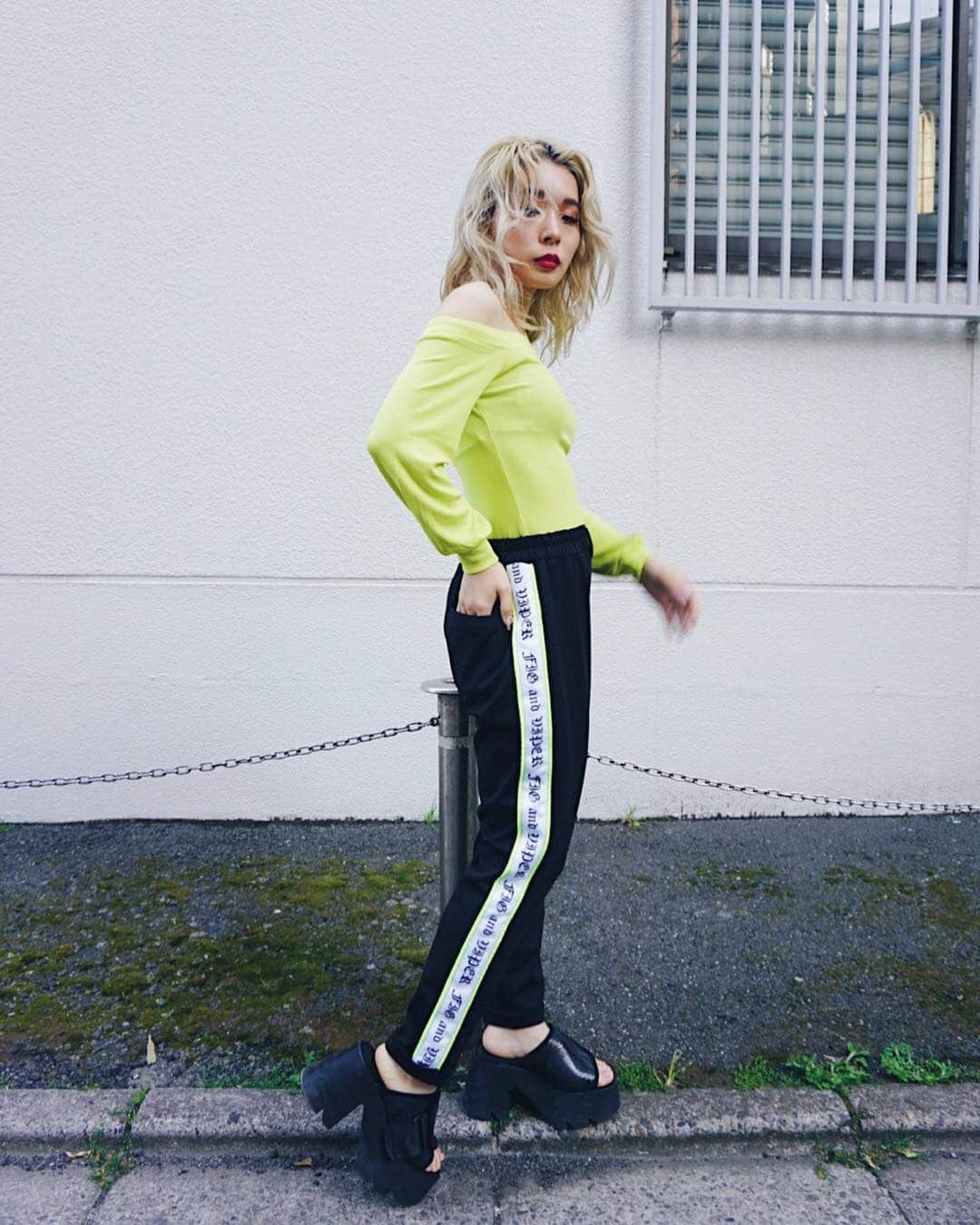のインスタグラム：「NEW🍃 ✔️LOGO JERSEY PANTS✨¥6,500+tax 店頭にお先に入荷❗️ LOGOテープにジャージ素材で楽ちんパンツ♪お尻に一つポケットが付いてます💪🏼 今年は甘めor肌見せtopsとの合わせがおすすめです❤️ #figandviper #new #jerseypants」