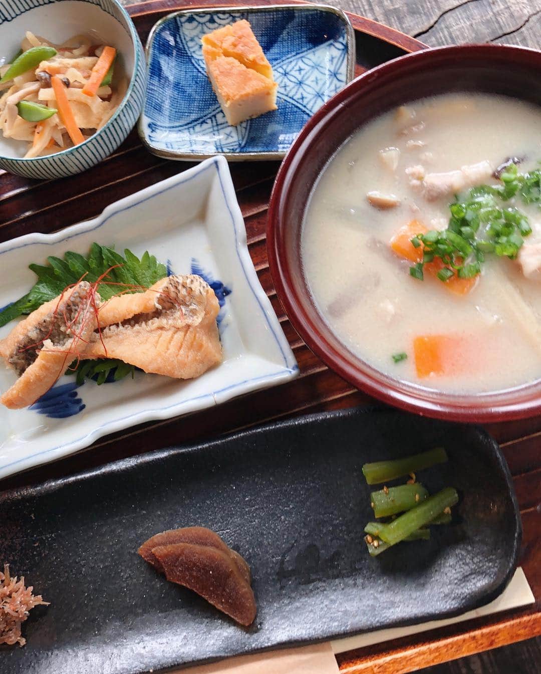 大橋菜央さんのインスタグラム写真 - (大橋菜央Instagram)「My favorite  bakery and cafe by Japanese Sake breweries🍞🍶 . . . 最近小豆島にくると必ず立ち寄る #小豆島で唯一の酒造 #森國酒造が手がけるカフェとベーカリー🤤☕️🥖 . ランチに注文した杜氏のまかない飯 酒造の酒粕を使った粕汁が絶品だった😻❣️ . . . #小豆島カフェ #小豆島パン屋 #gw2019 #10連休 #naoliving_shodoshima  #生後14ヶ月 #1歳2ヶ月 #たれ眉 #naoliving_travel #naoliving_cafe」4月28日 17時25分 - naoliving