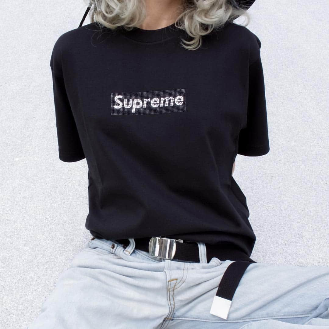 Supreme Mihoさんのインスタグラム写真 - (Supreme MihoInstagram)「💎💎💎 ✩ Supreme 25th anniversary🍒 ✩ 先輩ありがとうございます🥰✨ ✩ Supreme x Swarovski ・Box Logo Tee size S ✩ @hypebae @hypebeast @supreme_leaks_news @supreme__hustle @dropsbyjay @supcommunity @suptalk @strictlypreme @bestofstreetwear @hypedstreets  #supreme #シュプリーム #supremegirl #supremenyc #supremenewyork #supremejapan #supremelondon #supremela #supremeboxlogo #boxlogo #bogo #supremeheat #supremeteam #hypeaf #hypebae #wdywt #streetwear #streetfashion #streetstyle #streetgirl #levis #snobshot #ストリート #ストリートファッション #デニムパンツ #swarovski #supremexswarovski」4月28日 17時35分 - miho_umeboshi