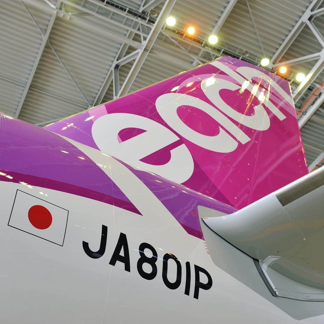 ピーチ・アビエーションさんのインスタグラム写真 - (ピーチ・アビエーションInstagram)「退役まであと6日、、、これまでほんまOOKINI‼︎ 日本初のLCC Peach初号機。 機体番号：#JA801P . 2011年の11月10日に、Peachが初めて導入した機材として関西空港の地に到着し、7年前の2012年3月1日、日本初のLCCとしてPeachが運航開始したその日にお客様と一緒に飛び立ちました。それから現在に至るまで、多くのお客様にご搭乗いただき、たくさんの思い出を共に創らせていただいた、空飛ぶ電車・第1号機（JA801P）が、いよいよ5月3日に退役します。 . 就航の際には、一般公募によって「Peach Dream」と名付けられ、Peachスタッフ、関係者の皆様、そして多くのお客様の期待を背負って、日本とアジアのかけ橋になるべく、精一杯飛び回りました。 これまで、ほんまOOKINI!! . 7年間の軌跡を締めくくるラストフライトは、5月3日のMM158便（福岡－関西線）となる予定です。また、この便では、7年前の就航初日に乗務していたパイロットや桃1の客室乗務員で運航させていただきます。 そんなPeachの初号機、最後の最後まで安全運航を第一に飛び続けます。 温かいご声援をよろしくお願いします♪ . 思い出を「#JA801P」をつけてご投稿ください。 Peachのインスタグラムでご紹介していきます✈️ . #peachaviation #flypeach #fly_peach #japan #日本 #lcc #関西国際空港 #kix #airplane #飛行機」4月28日 17時29分 - flypeach
