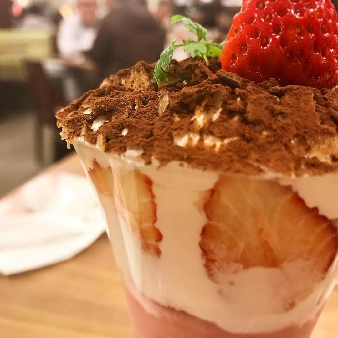 朝倉真司のインスタグラム：「ロイホのパフェはいつも変わらず素晴らしい。 #ロイホパフェ」