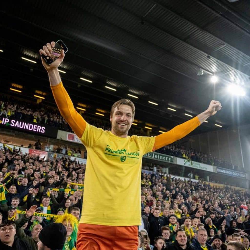 ティム・クルルのインスタグラム：「What a night .. Words can’t describe what a feeling it is to get this club back where it belongs.. Thank you everyone associated with this great club and city 💪🏻🔰🐤 1 more game 👌🏻 #promotion」