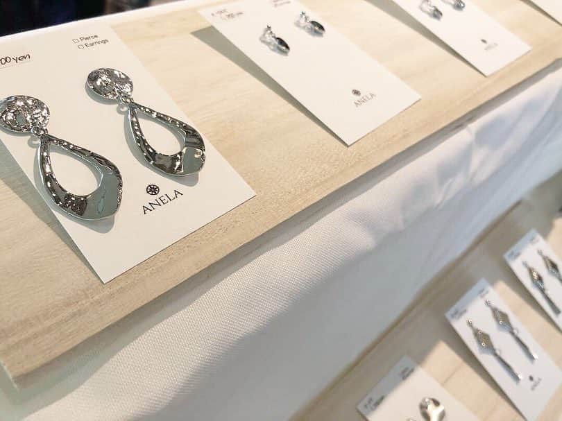 のインスタグラム：「本日ハンドメイドアクセサリーの販売をしておりました(*^^*) 今回はANELAのみの販売でしたが、石部ちゃんが遊びに来てくれたーー！！！(´；ω；`)♡ 今回もたくさんの方が遊びに来てくれて本当に嬉しかったです✨  18時終了なのでもう少し頑張ります！✌︎('ω')✌︎ #ハンドメイドアクセサリー #石部ちゃんありがとう」