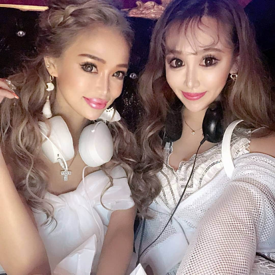 藤木そらさんのインスタグラム写真 - (藤木そらInstagram)「. .初Djデビューは楽しかったな～♥‼最高の仲間達と共に楽しい時間を過ごせました✨ありがとうございました💋Ꮮᵒᵛᵉ ⃛❥ . .大好きな仲間からのサプライズ㊗️花束は感動でした。幸せ😢😭😢😭💓 . .写真が手元にあまりないのでこれくらい😂w ハイライトに動画は保存したのでよかったら見てください😊‼✨ . .last musicはFOREVERLOVEがよくて合わないのに無理矢理流しちゃいました😝w 頑張って盛り上がりダンスをしてくださり、ありがとうございました😢✨‼ . . . . . . . .#平成最後の #djlife🎧  #djsora # club #nightparty #party #partygirl #ステージ #musically #最高の仲間 #花束 #フラワー #whiteparty #dressup #ヘアアレンジ #アートギャラリー #ドラゴンシャンパン #シャンパン #パリピ」4月28日 17時44分 - sorafujiki