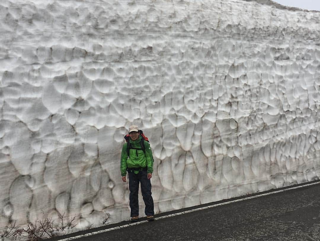 長澤青空のインスタグラム：「山岳部なのに山登らねーじゃんってバカにされてましたががっちり雪山訓練してきました。 朝4時起きで山に向かい、10時ごろから40キロ50キロの薪を背負って1キロ以上を2.5往復したり、飯を作ったり夜7時半から雪洞堀り始めたり、また朝4時起き5時開始でステップやらピッケルでの滑落静止、ビレイ練習等。 むっちゃ楽しかったけど凄まじく身体が疲れたなあ そして圏外だけど意外と生きていけた #山岳部 #雪山 #蔵王 #ヒュッテ #雪洞 #訓練 #雪上 #早朝訓練は氷点下8度 #昼の氷点下3度は暖かい #感覚麻痺 #登山靴持ってない組はアプローチか長靴参戦 #基本つま先の感覚は無い #久しぶりの雪 #GW #大学生なのに過酷 #そり遊びはマジで全力で楽しい #薪50キロで1キロ下山は肩と膝と腰が壊れる #僕達はまだ弱い」