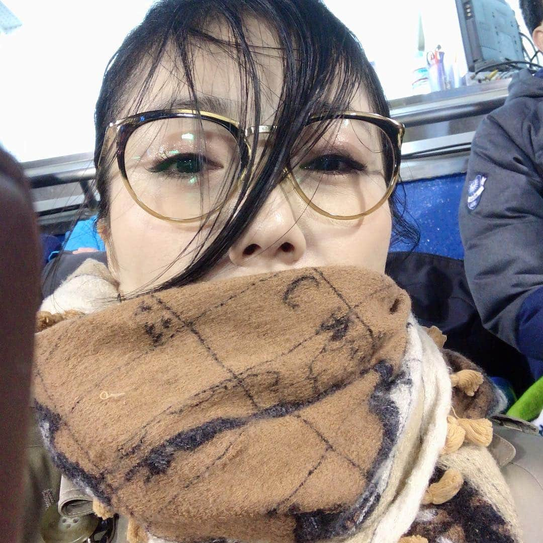 島谷ひとみさんのインスタグラム写真 - (島谷ひとみInstagram)「昨日の、極寒の初観戦w  カープ8連勝中ー‼️ 頑張れー❣️ #髪の毛ピープー #今日もカープは勝ち勝ちカッチカチ #広島カープ #神宮球場 #島谷ひとみ」4月28日 17時37分 - shimatani_hitomi_official