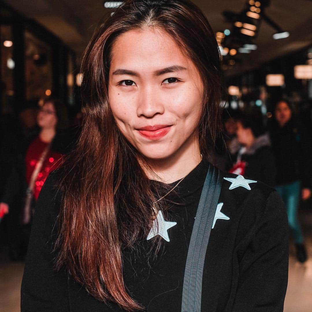 ラチャノック・インタノンのインスタグラム：「ไม่มีหรอกคนที่อยู่ข้างเคียง มีแต่เหนียงข้างคอ 😆☺️」