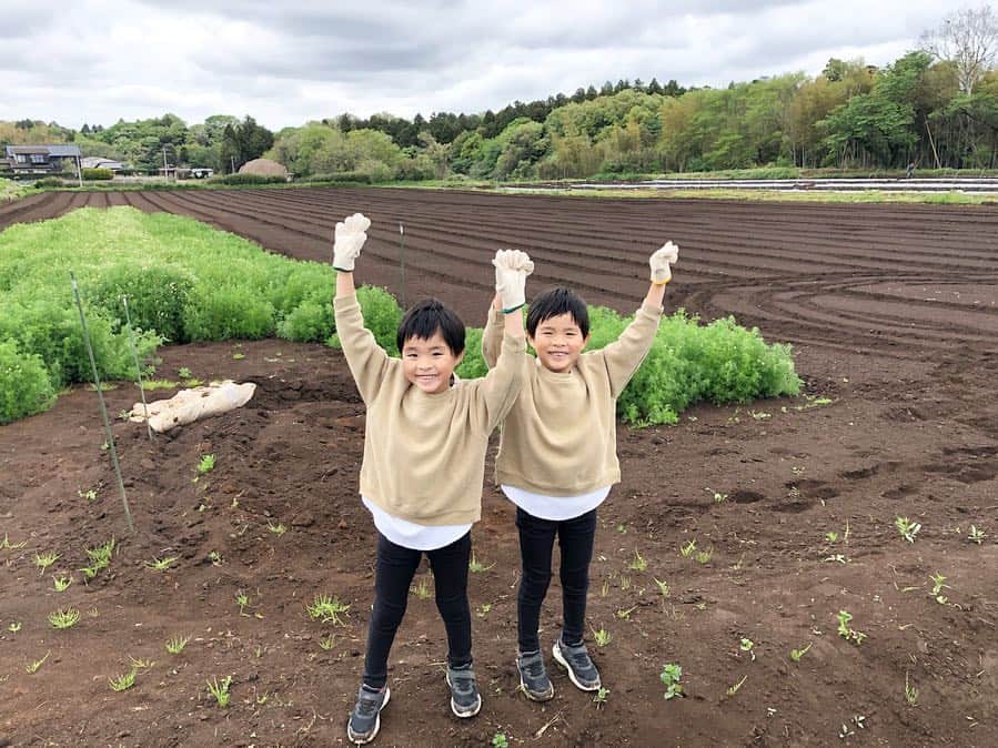 ᴋᴀɴᴀᴋöさんのインスタグラム写真 - (ᴋᴀɴᴀᴋöInstagram)「GW 初日は…🌳 千葉県にある 『八街ふれ愛オーガニックファーム』( @yachimata_official )へ 🥬🍅🥕🥒 * 農業体験をしたり、BBQしたり❤️ ←採れたての ほうれん草とか、すっごく新鮮で 美味しかった🤤💕 * ハーブ園🌿では、👦🏻👦🏻も、ミントやカモミールなどのハーブを、楽しそうに 積んでたよ☺️💕 * キッチンスペース、ドーム型ピザ釜🍕まで揃ってるし、シャワー、授乳室などの施設も充実していて、 👶🏻を連れていっても 安心でした❤️ * みんなで入った足湯♨️も 楽しそうだったよ☺️💕 * 有機JAS認定のオーガニックファームは、区画で借りることができて、初心者🔰でも、プロの農家さんが、栽培のレクチャーから雑草のお手入れ、水撒きなど お手伝いしてくれるそう❤️忙しいときは 代行収穫・宅配サービスもしてくれるそうです🙆🏻‍♀️✨ * 季節ごとに、旬なオーガニック野菜を収穫できるなんて 魅力的🥰✨ * 野菜の苗を植えたり、野菜の収穫など、なかなかする機会がないから、大自然を満喫できて、親子で楽しめました⛰✨ @yukikuu96 ちゃん ありがとうー❤️✨ * #八街ふれ愛オーガニックファーム#農業体験#オーガニック野菜#ハーブ園#市民農園#BBQ#pr#ゴールデンウィーク#GW#休日#千葉#自然」4月28日 17時38分 - kanakokko_34_