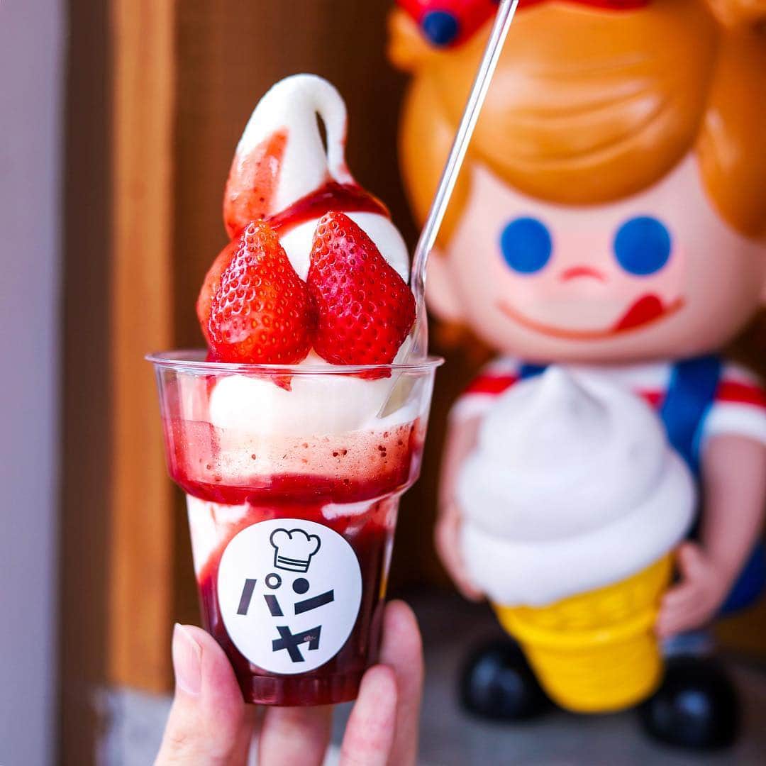 きょん。さんのインスタグラム写真 - (きょん。Instagram)「. .  パンヤ @panya_focaccia  書体といい フォルムといい 小豆を忍ばせた風味といい ため息漏れる ソフトクリーム "ダイフク”。 .  #パンヤ#sweets#osaka」4月28日 17時39分 - kyon_tokiiro