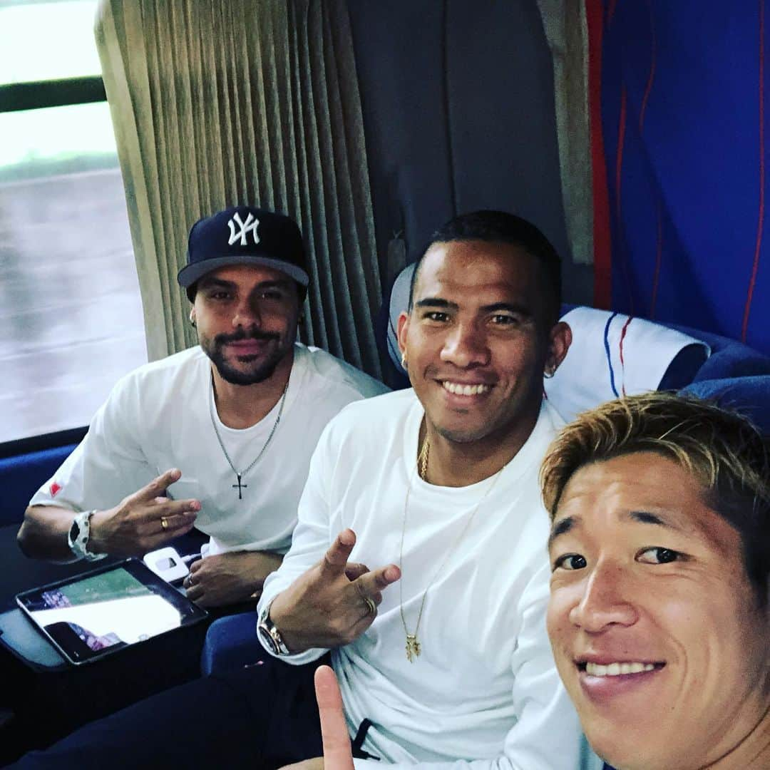 林彰洋さんのインスタグラム写真 - (林彰洋Instagram)「Nice win against Matsumoto💪💪 With great strikers🤳 #goldenweek #hardwork #fctokyo」4月28日 17時41分 - aki_hayashi0507