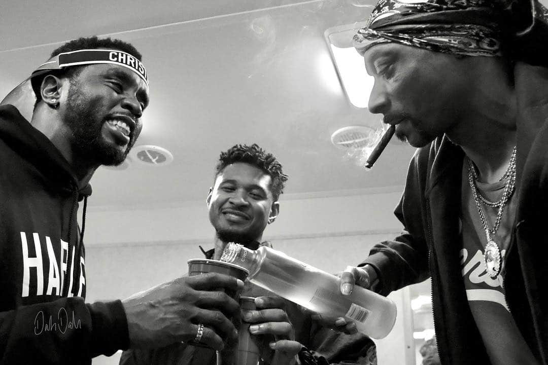 スヌープ・ドッグさんのインスタグラム写真 - (スヌープ・ドッグInstagram)「Oh. What a night.  @usher  @diddy 👊🏿✨🎤」4月28日 17時42分 - snoopdogg