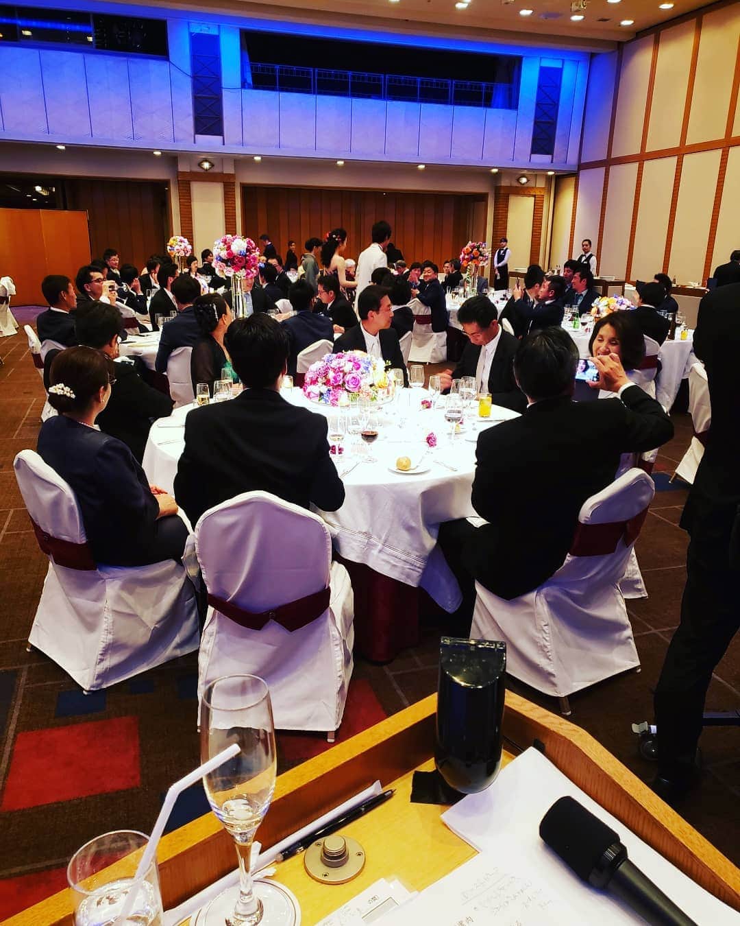 梅田陽子さんのインスタグラム写真 - (梅田陽子Instagram)「お世話になっているmさんmちゃんご夫妻の披露宴。フルオケ入り、卓数も壮大なド派手婚です！平成の結びに本当に縁起のいい空間。お人柄がよく現れていて、沢山うるるん、沢山笑った四時間でした。 クラシカルでコンサバティブ、さすがかっこいい‼️ 最近とても思うのは、インスタ、雑誌の影響でしょうか、逆に個性がなくなりつつあるような気がいたします。気をてらったことをしがちだったりとか。(もちろん、お二人のご希望に沿ってアドバイスはさせていただきます😉) 王道はやはり素敵。司会をしていても身が引き締まります！そして、やっぱり生の音楽はいいですよーっ🎵オーケストラで結婚行進曲、最初から最後まできちんと聞いたこと、今までありますか？  #帝国ホテル#日比谷#東京#司会#mc#友人司会#結婚式#ウェディング#wedding#ブライダル#bridal#オーケストラ#マエストロ#末永くお幸せに#imperialhoteltokyo#アナウンサー#梅田陽子」4月28日 17時45分 - yokoumeda