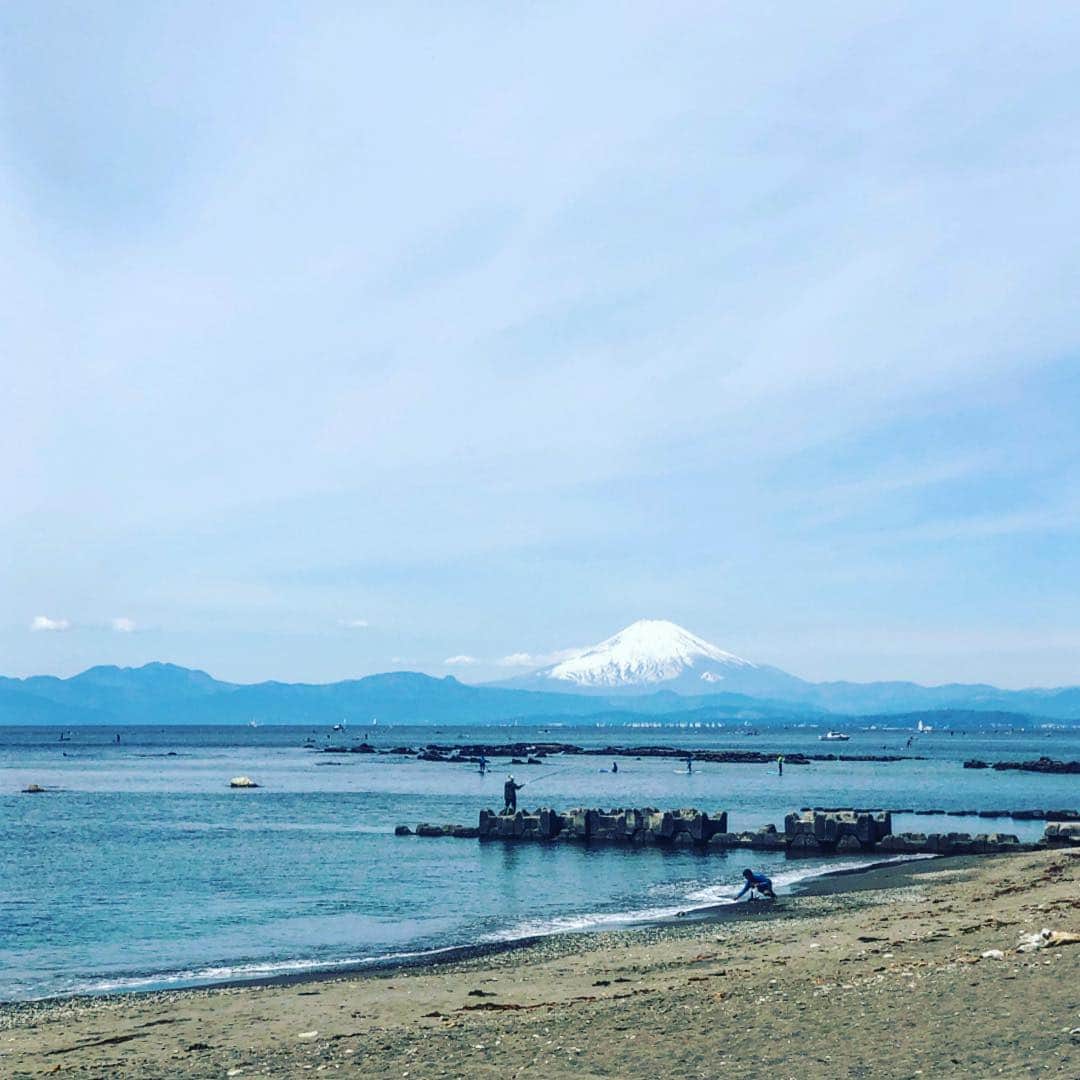 Hiroe Hiranoさんのインスタグラム写真 - (Hiroe HiranoInstagram)「葉山の海から、くっきりとした美しい富士山とレインボー🌈❗️ びっくり❤️綺麗だったー🌏 . 朝から神経と心と脳を整えるための #アジャストメント を受けてトレーニング。 . そして、ビーチをあるいて🏖→ 山登り❗️からのまたビーチ🏖（笑） . 頂上でいただいた #ピクニックランチ は、 最高に美味しかったーー⭐️ . 幸せ幸せと連呼していた良き１日😂 この後、奇跡が、、、（つづく。笑） . #hiroestyles #hiroecali #organic #オーガニック #healthy #lifestyle #wellness #wellbeing #平野宏枝 #ウェルネス #ウェルビーイング #friends #nature #海 #rainbow #🌈 #自然 #miracle」4月28日 17時48分 - hiroe_hirano