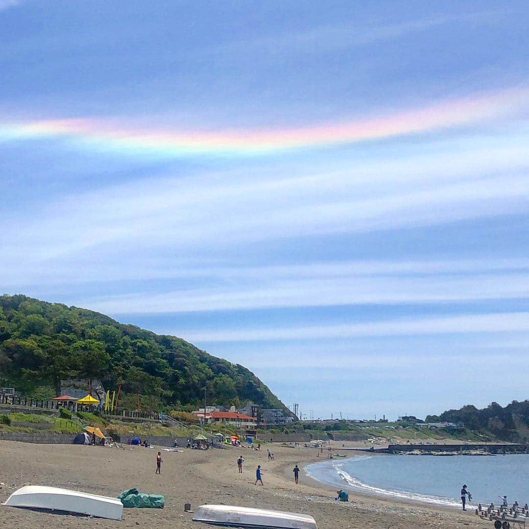 のインスタグラム：「葉山の海から、くっきりとした美しい富士山とレインボー🌈❗️ びっくり❤️綺麗だったー🌏 . 朝から神経と心と脳を整えるための #アジャストメント を受けてトレーニング。 . そして、ビーチをあるいて🏖→ 山登り❗️からのまたビーチ🏖（笑） . 頂上でいただいた #ピクニックランチ は、 最高に美味しかったーー⭐️ . 幸せ幸せと連呼していた良き１日😂 この後、奇跡が、、、（つづく。笑） . #hiroestyles #hiroecali #organic #オーガニック #healthy #lifestyle #wellness #wellbeing #平野宏枝 #ウェルネス #ウェルビーイング #friends #nature #海 #rainbow #🌈 #自然 #miracle」