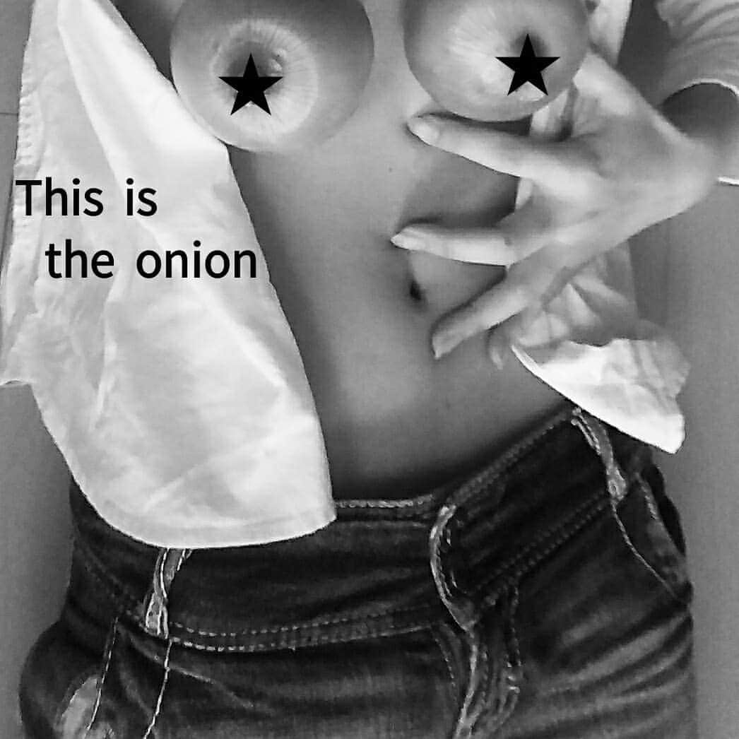 sweet_strawberryさんのインスタグラム写真 - (sweet_strawberryInstagram)「👮安心してください。【#玉ねぎ 】ですよ！⚠️This is the onion. 本当の乳は、もうちょっと上にあります。 📷モノクロにしたら、【やべぇーの】できた。こりゃアカンやつ。 …ホントは★星無しでお届けしたかったけど、あまりにも凄かったのを自粛しましたので★★、インスタ運営さん👮#笑って許して 😀 #onion#たまねぎ#違和感なし#勘違い#やばい#あかんやつ#安心してください 玉ねぎonion玉ねぎ玉ねぎ玉ねぎonion玉ねぎ玉ねぎ玉ねぎ玉ねぎonion玉ねぎ玉ねぎonion玉ねぎonion玉ねぎ玉ねぎ玉ねぎ . . #美容整形 豊胸#珍野菜#なりきり#合体#同化#わざわざ#インカメ#撮影会」4月28日 17時51分 - sweet_strawberry