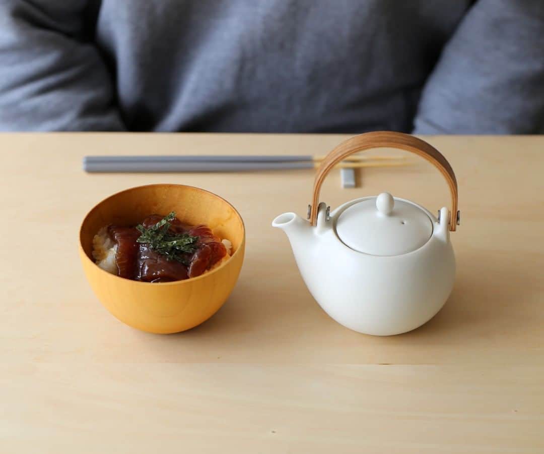KOZLIFEさんのインスタグラム写真 - (KOZLIFEInstagram)「静岡県の郷土料理【まご茶漬け】知ってますか？ 漬けマグロに緑茶をかけて食べる漁師のスピードご飯です。 これが本当にうまいんです★ . -登場したアイテム- ・SALIU/YUI　土瓶急須 ・KOZ椀　ナチュラルボウル . ＼ お茶を愉しみましょうキャンペーン🌱 ／ 静岡の新茶プレゼント！ キャンペーン期間：4/15 am10:00 ～ 5/14 pm23:59 . ※プレゼントが無くなり次第終了いたします。 ※ご注文商品は、ゴールデンウィーク後5月8日から順次発送予定です。何卒ご了承くださいませ。 . ◎商品は当店トップページのバナーorプロフィールのURLからどうぞ。 ▶︎ @kozlife_tokyo . 姉妹店はこちらから。 ▶︎ @naturalline_tokyo . #KOZLIFE #japan #LoveFoodLoveLife#Interior #instagood #instajapan #saliu #japanesetea #madeinjapan #サリュウ #急須 #湯呑み #湯飲み #新茶 #緑茶 #お茶 #おうちカフェ #おうち時間 # #暮らし #インテリア #丁寧な暮らし #シンプルライフ #お茶漬け #まご茶漬け #静岡 #郷土料理」4月28日 18時00分 - kozlife_tokyo