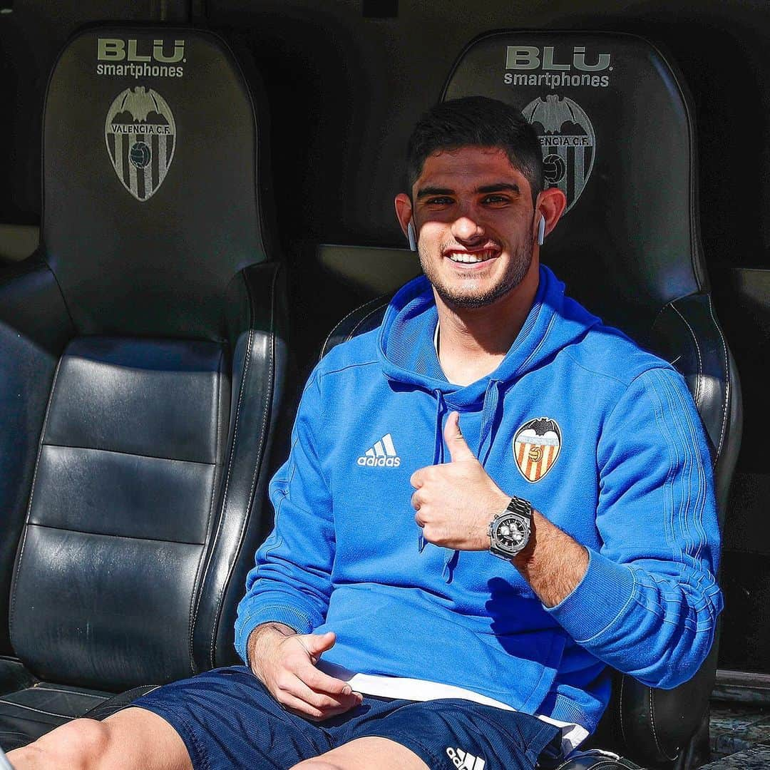 バレンシアCFさんのインスタグラム写真 - (バレンシアCFInstagram)「🤩 What a SMILE . BONITA mañana para GANAR en #Mestalla . Nosotros 🦇 ya estamos preparados  @goncaloguedes15 🏍 . @vitaldent_es ✅🔥 . #ValenciaEibar 🖤💙 #AmuntValencia」4月28日 17時58分 - valenciacf