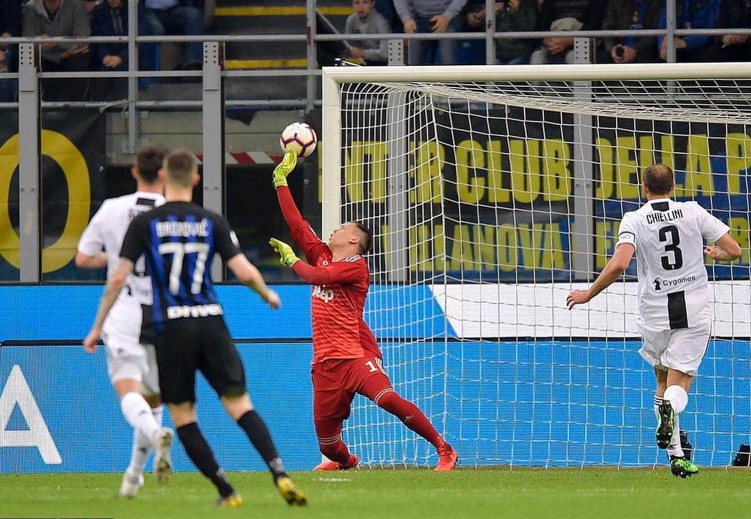 ヴォイチェフ・シュチェスニーのインスタグラム：「Tough point taken from the San Siro last night.. Into the final few games of the season 💪⚪️⚫️ #ForzaJuve #InterJuve」