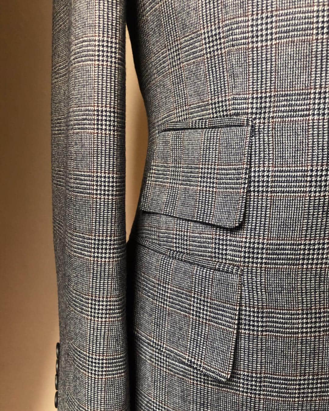 エドワード セクストンさんのインスタグラム写真 - (エドワード セクストンInstagram)「The Sexton piano back jacket. Cut with a precise pleated back and inverted centre backseam pleat. In soft grey Prince-of-Wales flannel with a mid-brown overcheck, a suit like this is both a statement piece and timelessly elegant. . #EdwardSexton #BespokeTailoring #Handmade #Pleated #Suit #Jacket #1930s #Details #ModernDesign #Luxury #MensStyle #MadeInEngland」4月28日 17時59分 - edwardsexton