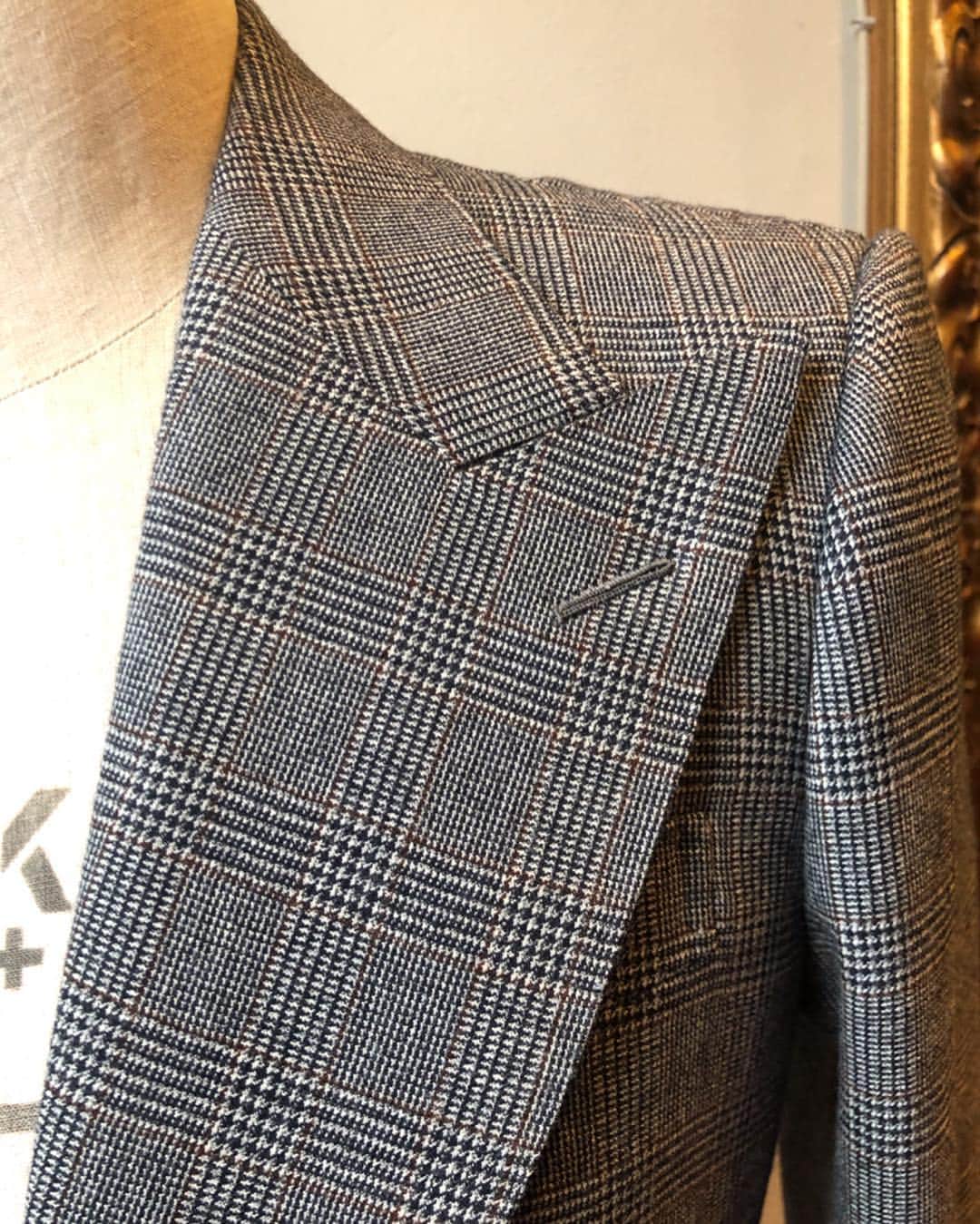 エドワード セクストンさんのインスタグラム写真 - (エドワード セクストンInstagram)「The Sexton piano back jacket. Cut with a precise pleated back and inverted centre backseam pleat. In soft grey Prince-of-Wales flannel with a mid-brown overcheck, a suit like this is both a statement piece and timelessly elegant. . #EdwardSexton #BespokeTailoring #Handmade #Pleated #Suit #Jacket #1930s #Details #ModernDesign #Luxury #MensStyle #MadeInEngland」4月28日 17時59分 - edwardsexton
