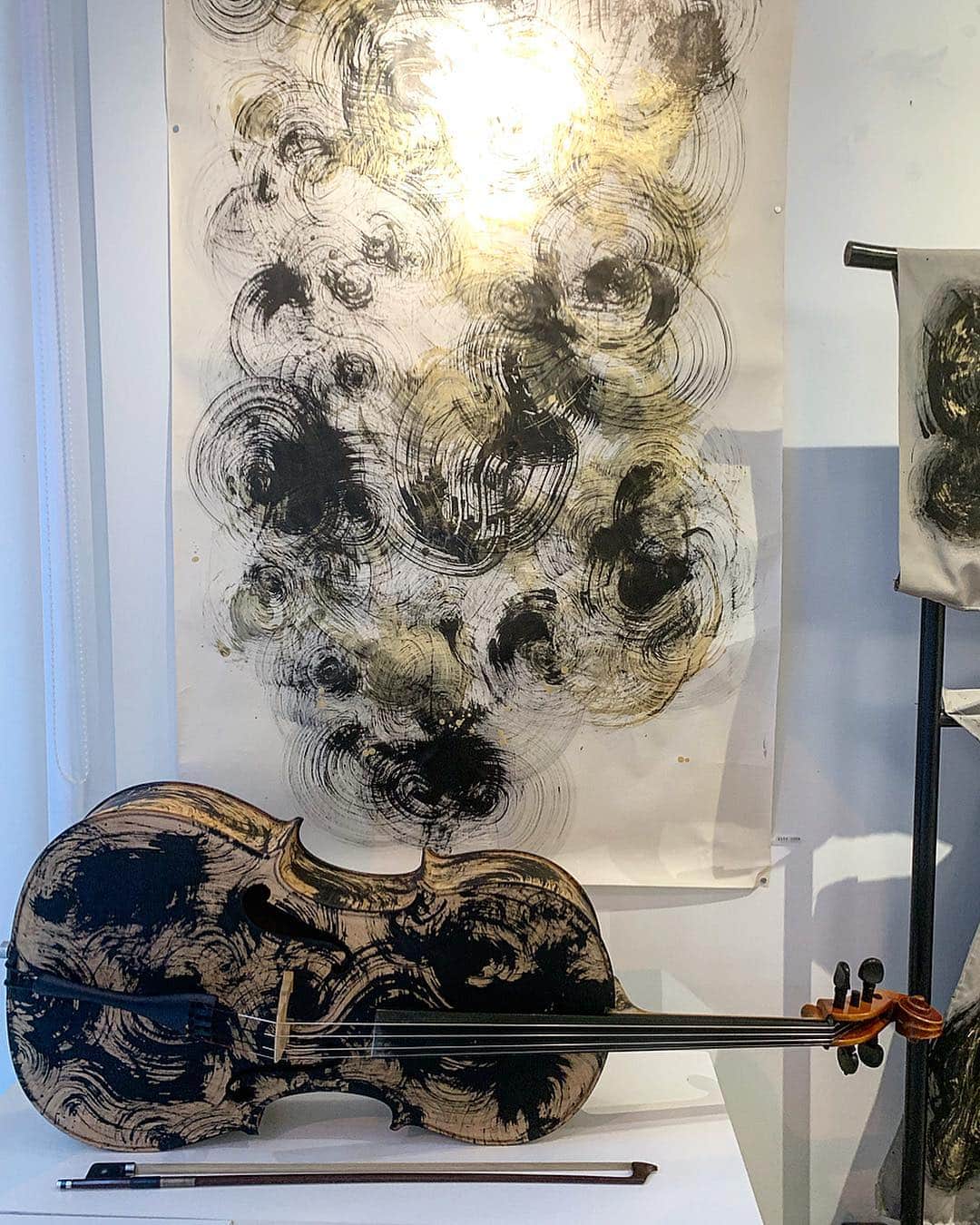 のインスタグラム：「‪有月先生の展覧会へ。‬ ‪@神保町のアートギャラリー アンド・レジオン‬ ‪絵も描き、服もデザインし、本も書く。 「絵を纏う」の発想はとても素敵で参考になってます。‬ ‪ロンドンで縫製されており質も良くスタイリッシュです。‬ ‪着物も作られています。 渦のパワーを感じるドローイングは螺旋の‬神秘性に引き込まれました。 対数螺旋好きの私には良きテーマ。 ‪そして‪展覧会にて展示されてあった世界に１つのチェロを弾かせて頂きました。 ‪ちょっとしか撮れてませんが、いろんな人に弾かせてきたけど初めてでここまで弾ける人に会ったことないと言われたのでもしかしたらチェロに向いてるのかも？‬笑 『basara 絵を纏う／有月の絵と衣装展』 ‪ugetsuhous.com/news‬ . . . #展覧会 #絵画 #着物 #有月 #神保町 #アートギャラリーアンドレジオン #チェロ #cello #ugetsu #伴田亮輔 #art  #gallery」