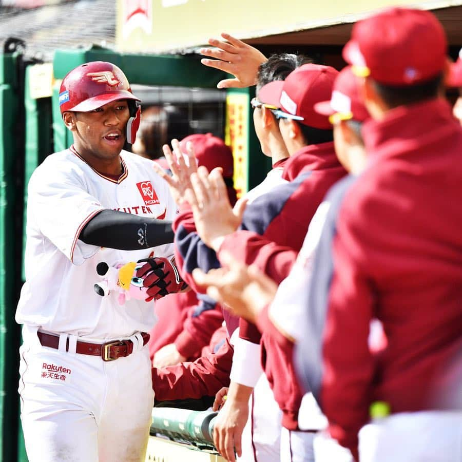 東北楽天ゴールデンイーグルスさんのインスタグラム写真 - (東北楽天ゴールデンイーグルスInstagram)「⚾️ ⚾️E 8-10 M⚾️ ブラッシュ選手が逆転4号3ランと5号ソロの連発‼️ 6回にはオコエ選手が3号ソロを放ち1点差に👍🏼 9回は高梨選手と山下選手の同級生バッテリーで 相手の主軸をしっかり3者凡退👏🏼 しかし今日も接戦を落として連敗ストップならず。 最多動員数を更新する28,323人のご来場をいただき 誠にありがとうございました‼️ #rakuteneagles #RESTART #日本一の東北へ #ブラッシュ #オコエ瑠偉 #高梨雄平 #山下斐紹」4月28日 18時07分 - rakuten_eagles