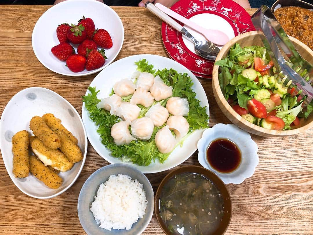 あつろーのインスタグラム：「とある日の夜ごはん🍚✨ 家にある物で😁 コストコの海老ぎょうざ初めて買ってみましたがツルツルジューシーで美味しい🎶 #家事 #主夫飯 #コストコ #バランス」