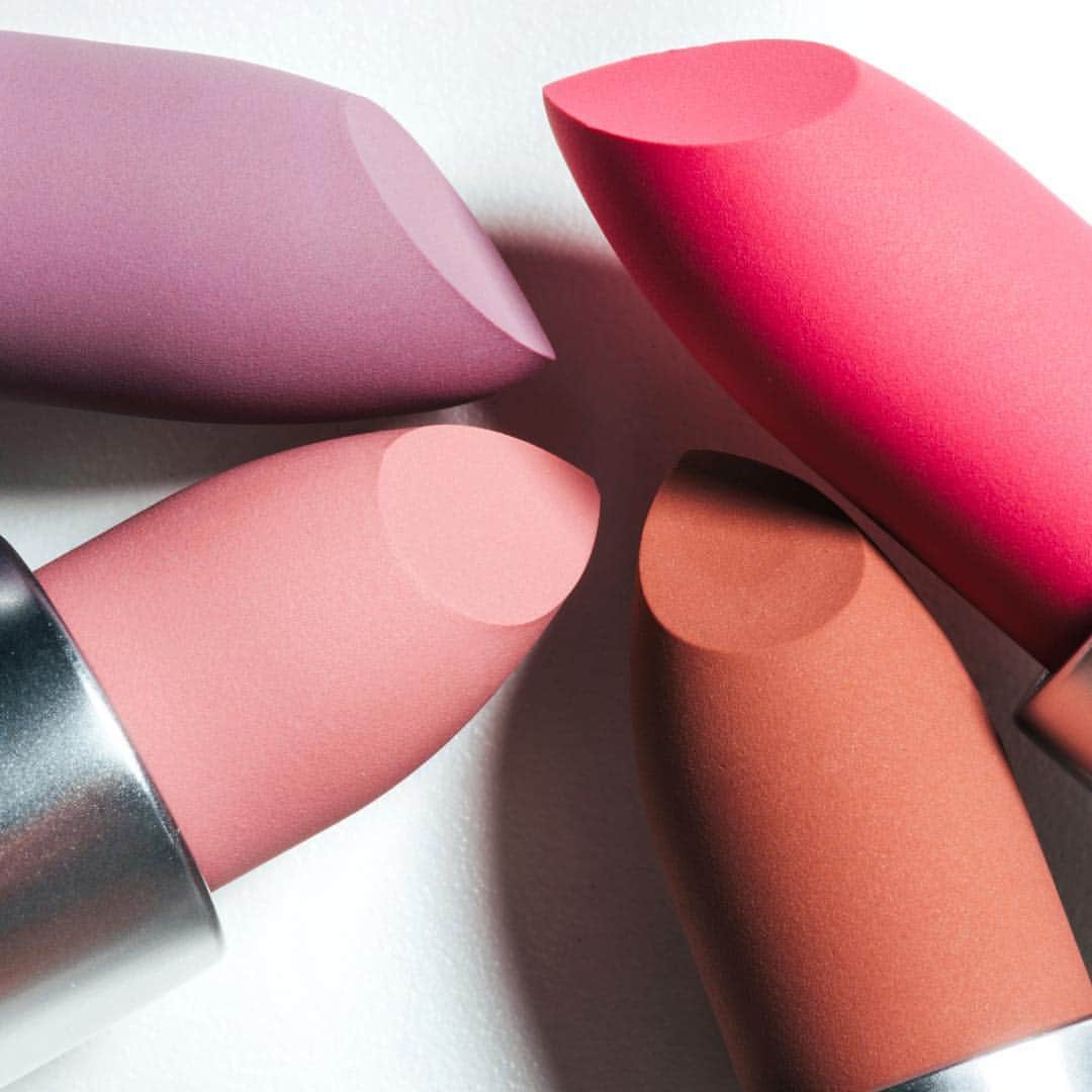 M∙A∙C Cosmetics Japanのインスタグラム：「⠀ マットなのに重みのない、 霧のようなマットテクスチャーの パウダー キス リップスティックに、 魅惑的で魅力的な8色の新カラーが登場。 #MACPowderKiss ⠀ ↓↓使用メイン製品↓↓ [パウダー キス リップスティック] (右上から時計回り) セクシー, バット スウィート/サルトリー ムーブ/レヴァレンス/ライプンド ⠀ ⠀ DESIGN: M·A·C ARTIST RINO KASAI @rino416⠀@macprotokyo PHOTO: @takaki_iwata ⠀ *全国追加色発売4/30 (公式オンラインショップ発売中) ⠀ ⠀ ⠀ ⠀ ⠀ ⠀ #MACCosmeticsJapan #MACコスメ #MACCosmetics #MyArtistCommunityJP  #MACArtistChallenge #MAC #コスメ #メイク #MACリップ #パウダーキス #ミスティマット #マットリップ #抜け感 #抜け感メイク #ぼかし #LIP #LIPSTICK #MACLIP」