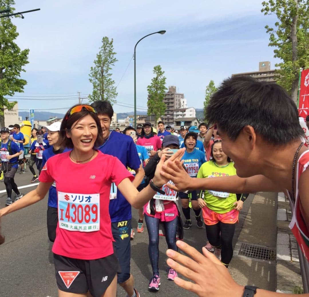 西谷綾子さんのインスタグラム写真 - (西谷綾子Instagram)「✴︎ きょんちゃん♡ 2時間31分00秒‼︎ 自己ベスト更新おめでとうございます🎉😆👏 ・ 2017年の記録から5分41秒も短縮‼︎😭💓 ・ レースまでに20kmを1人で2回。 仕事や家庭など本当に忙しいなか、走る時間を作り、 コツコツ積み重ねてきたことを存分に発揮したきょんちゃん！素晴らしいです😢🌟 ・ 同じ時間を共有できて嬉しく、 私にとっても記憶に残るレースになりました☺️ ・ その後はLive、トークショー、 最後までみんなQちゃんと一緒に😍 ・ #ぎふ清流マラソン #熱く記憶に残る日に #みんなの想いはひとつ #かけっこ大好き #楽しみながら頑張る #この日からまたスタート #runで繋がるご縁に感謝」4月28日 18時19分 - ayako.nishitani