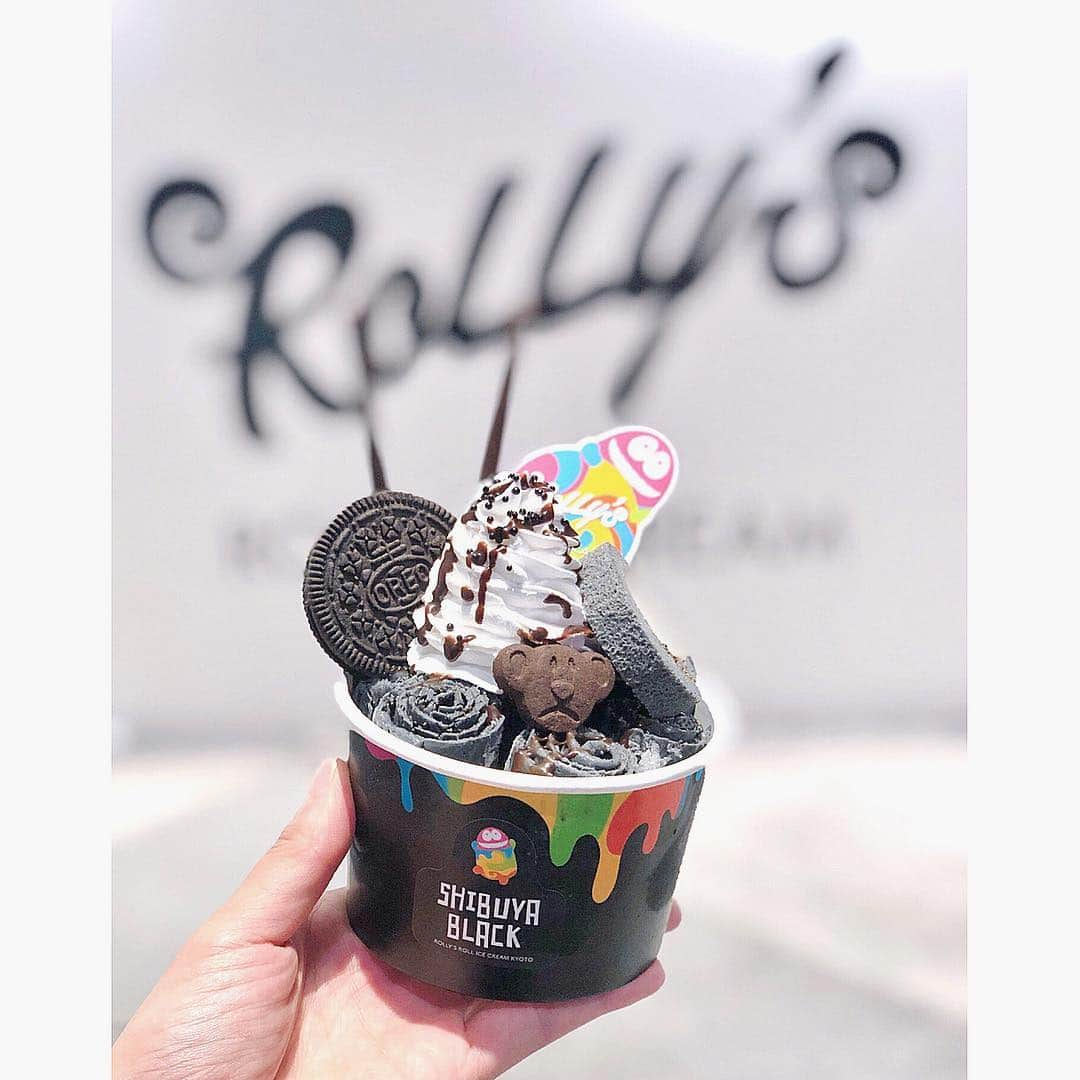 長谷川真美さんのインスタグラム写真 - (長谷川真美Instagram)「🍧💕 #rollysrollicecreamkyoto ✨ ・ #京都発 の #ロールアイス を #渋谷モディ で食べてきたよ😋💕 ・ #渋谷 限定の #渋谷ブラック 🙌 #インスタ映え✨ ・ #渋谷アイス #渋谷デザート #rollicecream #ローリーズロールアイスクリーム渋谷店 #ローリーズロールアイスクリーム #pr #コラボベース」4月28日 18時16分 - maami.hase