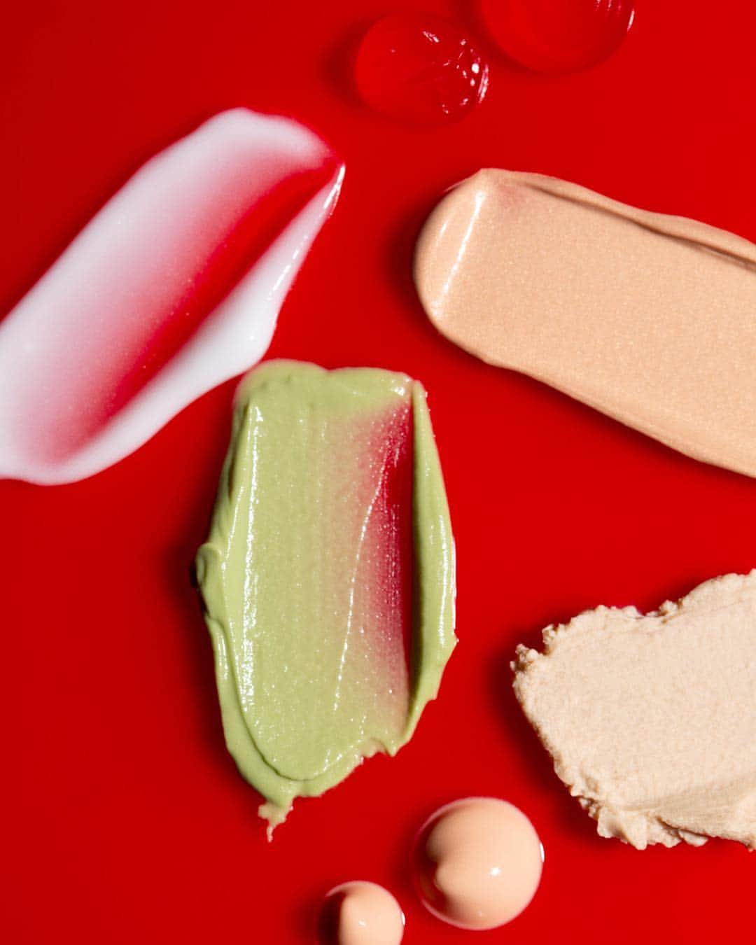 Smashboxのインスタグラム：「The texture of our primers is velvety-soft, for smooth skin and smaller pores. Available @sephora. ⁣ ⠀⠀⠀⠀⠀⠀⠀⠀⠀⁣ Primer going clockwise: ⁣ ✨ Original Photo Finish Primer⁣ ✨ Radiance Primer⁣ ✨ Minimize Pores Primer⁣ ✨ Even Skintone Primer ⁣ ✨ Reduce Redness Primer⁣ ✨ Photo Finish Primerizer」