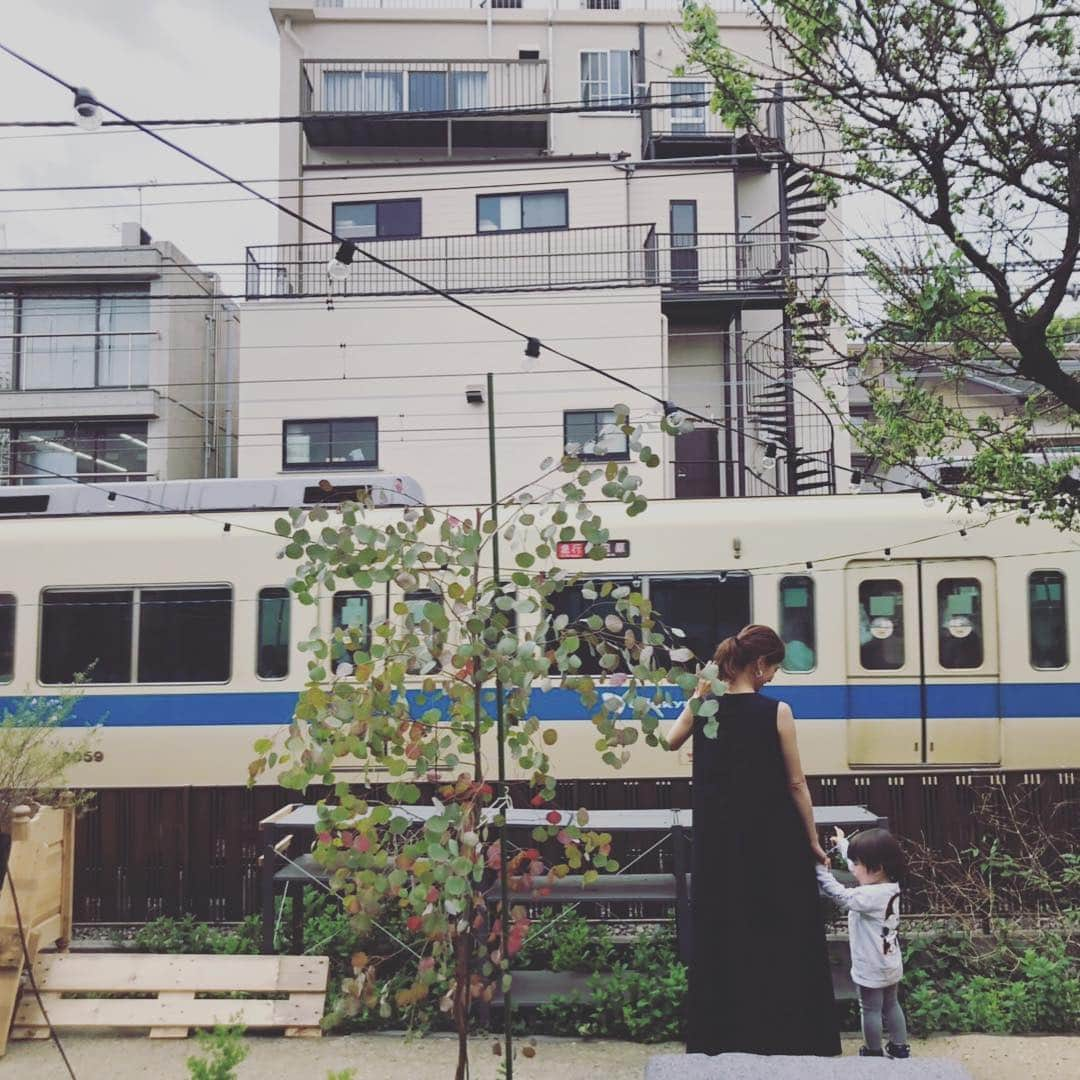 安田美沙子さんのインスタグラム写真 - (安田美沙子Instagram)「展示会で沢山の友人達に会えた⭐️来てくれたみんな、ありがとう❤️ . . 写真撮れなかった友人も沢山いるけれど、展示会場の気持ちのいいテラスでお話出来たり、中々会えない友人と再会出来たり、楽しい日々でした✨ . . 息子くんも、色んなお友達と遊べたり、パパの仕事姿を見ることが出来たり、刺激がいっぱい🎶 . . 大好きな電車を毎日見れて良かったね☺️❤️✨ロマンスカーが言えるようになりました🚃 . . #instagood #train #tokyo #exhibition #aw #friends #thanks #coffee #littlenapcoffeestand」4月29日 3時44分 - yasuda_misako