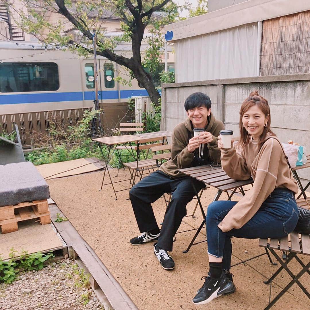 のインスタグラム：「展示会で沢山の友人達に会えた⭐️来てくれたみんな、ありがとう❤️ . . 写真撮れなかった友人も沢山いるけれど、展示会場の気持ちのいいテラスでお話出来たり、中々会えない友人と再会出来たり、楽しい日々でした✨ . . 息子くんも、色んなお友達と遊べたり、パパの仕事姿を見ることが出来たり、刺激がいっぱい🎶 . . 大好きな電車を毎日見れて良かったね☺️❤️✨ロマンスカーが言えるようになりました🚃 . . #instagood #train #tokyo #exhibition #aw #friends #thanks #coffee #littlenapcoffeestand」
