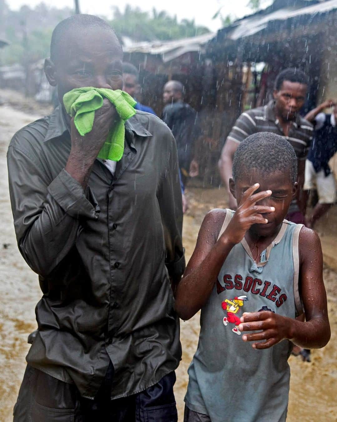 unicefさんのインスタグラム写真 - (unicefInstagram)「“Families are scrambling in the heavy rain to find shelter. The rain is not abating, and more houses are being flooded. We are very concerned. The situation is only getting worse.” Neidi de Carvalho, UNICEF Child Protection Specialist in #Mozambique.  UNICEF Mozambique, together with partners, is on the ground helping to keep children safe in the wake of #CycloneKenneth. © UNICEF/UN0306056/De Wet」4月29日 3時45分 - unicef