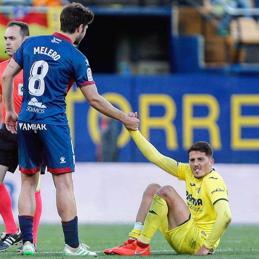 LFPさんのインスタグラム写真 - (LFPInstagram)「SETTING AN EXAMPLE! 🤝 🔝 @sdhuesca & @villarrealcf 🔝 • #Villarreal #VillarrealHuesca #Fairplay #Respect #LaLigaSantander #LaLiga」4月29日 3時54分 - laliga