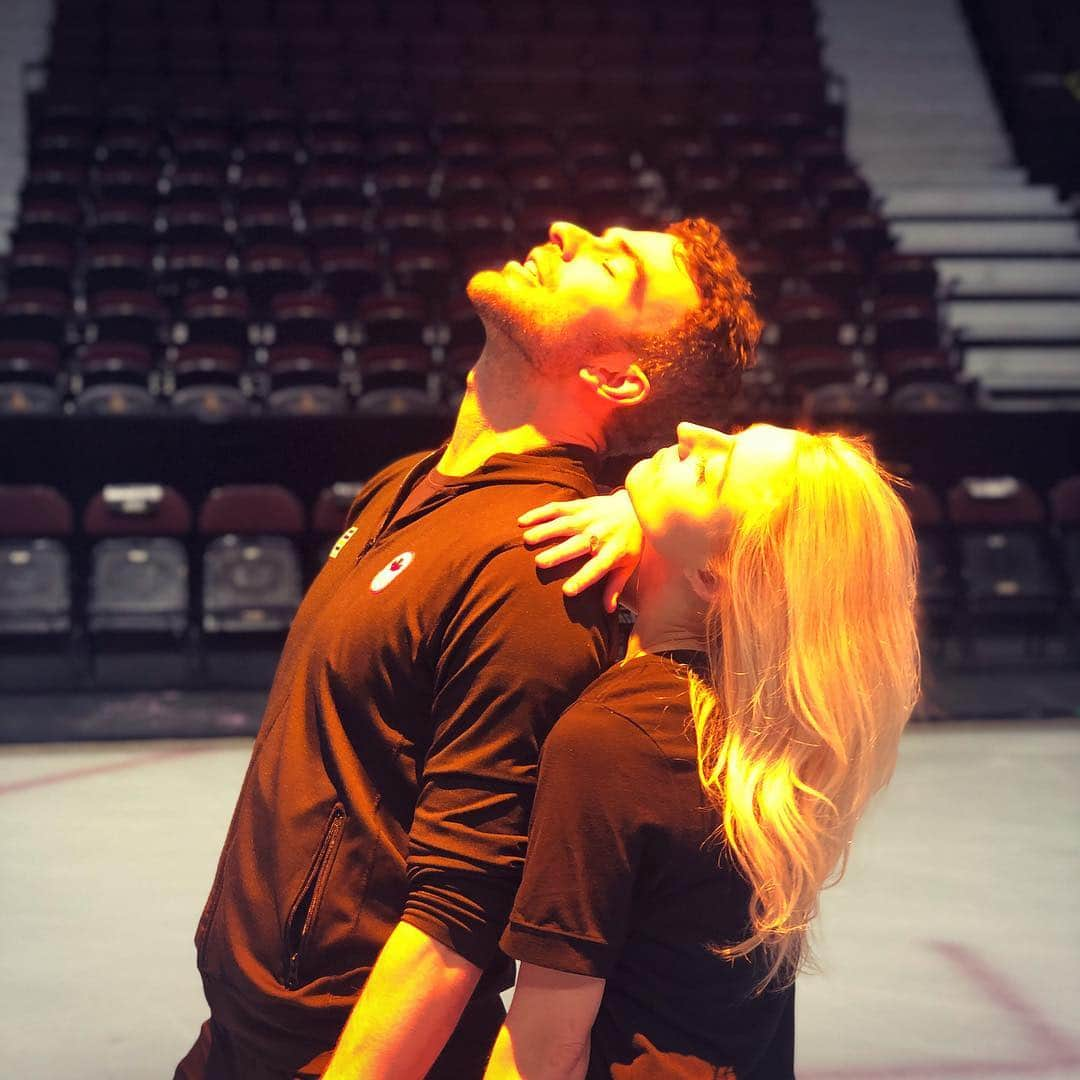 エリック・ラドフォードさんのインスタグラム写真 - (エリック・ラドフォードInstagram)「Catching some rays here at the Canadian Tire Centre. ☀️ #figureskating #weneedsun #cravingsummer #beachday #starsonice #figureskater #golden #ottawa」4月29日 3時55分 - ericradford85