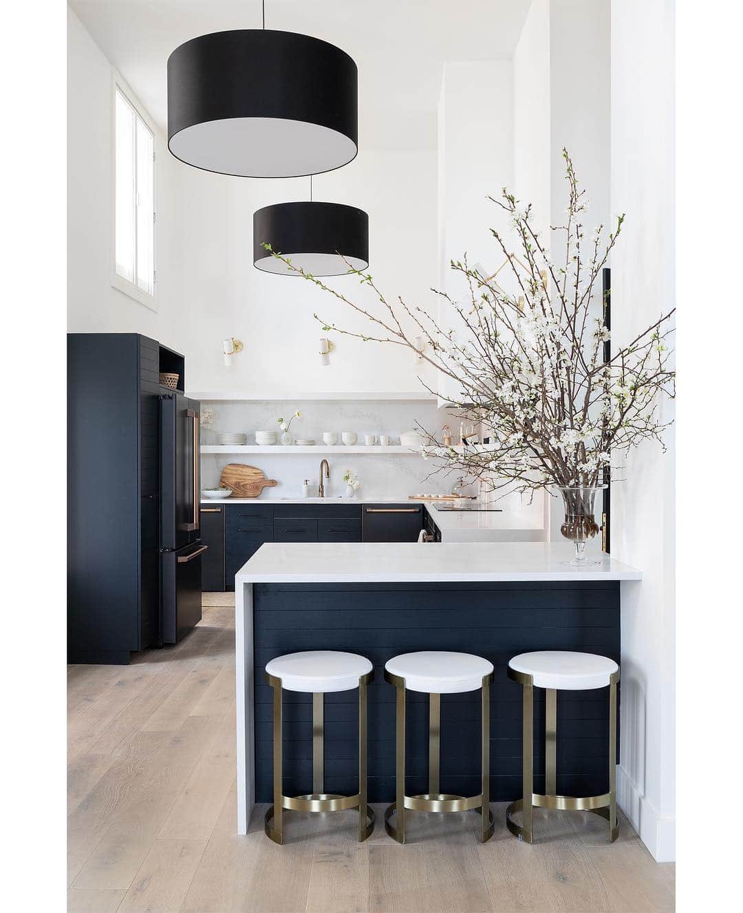 エリン フェザーストンのインスタグラム：「I’m so in love with my new kitchen! Today I’m sharing all the details about the design and transformation of this space which features gorgeous quartz countertops from @caesarstoneus. Tap link in bio for the full story and check out the BTS on my stories! 📷@selliottphoto #thefetherednest」