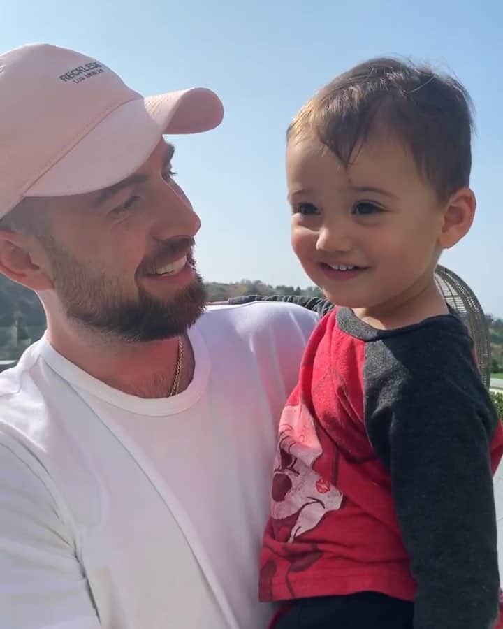 クリス・ファフのインスタグラム：「Went to spend some quality time with Kodah and the first thing he said was “hey drama, how’s your podcast?”!!! @robdyrdek is raising a genius child」