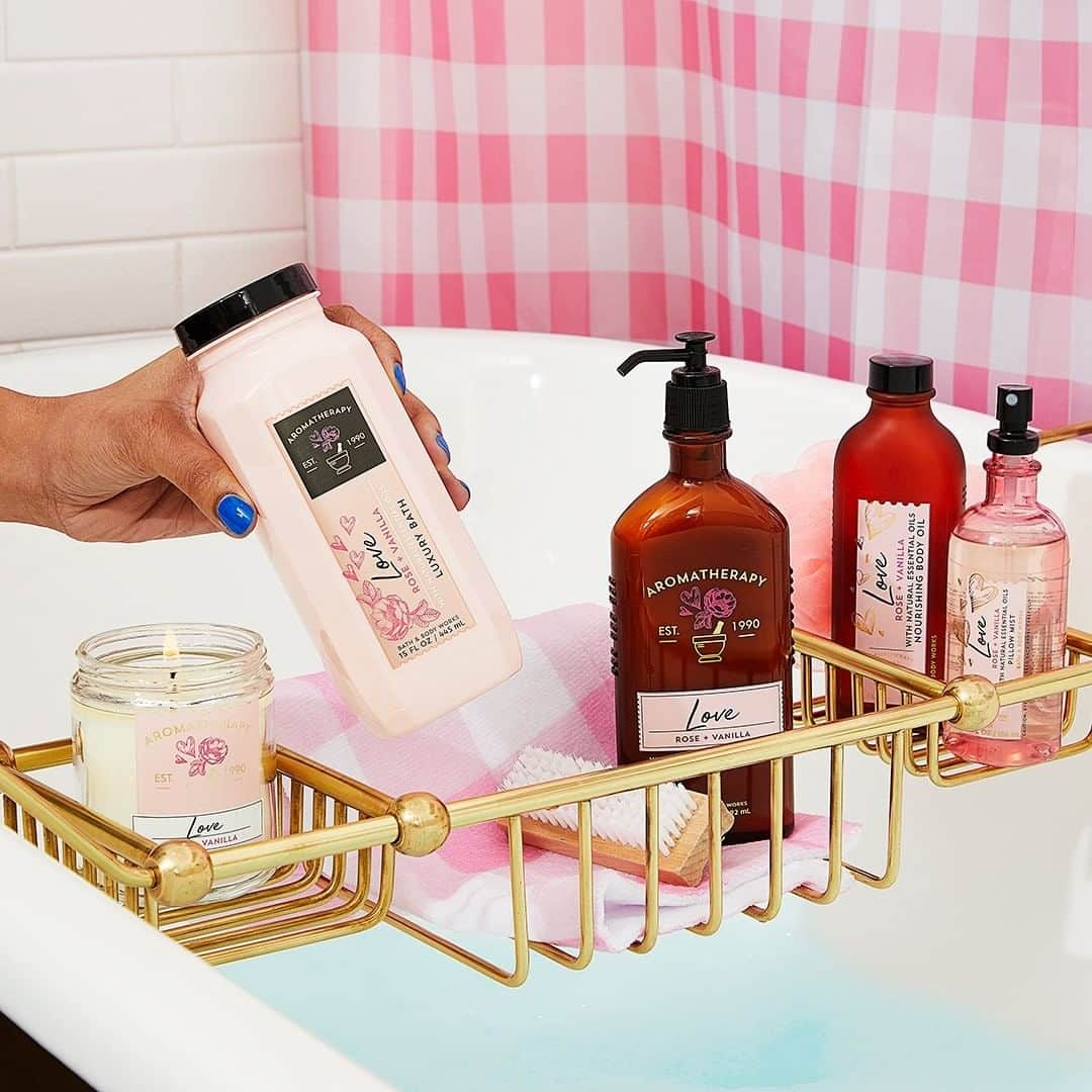 Bath & Body Worksさんのインスタグラム写真 - (Bath & Body WorksInstagram)「All Moms love self care 💕 Head to our Story for more Mother's Day gift ideas! 🎁」4月29日 4時00分 - bathandbodyworks