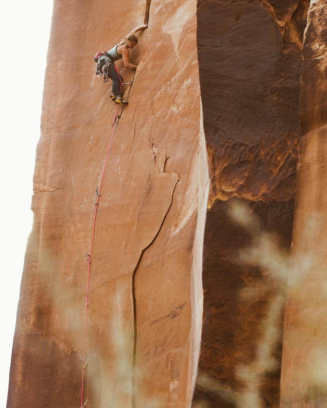 ヘイゼル・フィンドレーさんのインスタグラム写真 - (ヘイゼル・フィンドレーInstagram)「Finally said goodbye to the desert after a month of van-in-the-sand life. I was psyched to climb some pitches in the Creek and then challenge myself on something harder. I also got a chance to improve my photography skills which kinda felt like cheating since I was surrounded by insane landscapes, model climbers and talented photographers. Feeling very lucky. Last 5 picks are mine. First 3 are world famous @bearcam 🐻 📸 Thanks @emilyaharrington for modelling @sav.cummins @tarakerzhner @eliza_earle @etteloc @bearcam @wasatchandy for the 📸 tips @blackdiamond @lasportivana」4月29日 4時01分 - hazel_findlay