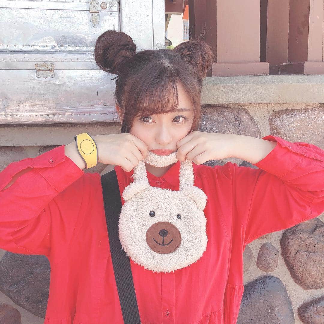 河村友歌のインスタグラム：「#ウォルトディズニーワールド なのに、100均で買ったくまちゃんバッグ〜🧸💗笑  この子ほんとに使い勝手が良くて大好きなんだけど、ディズニーキャラでなんかいいミニバッグあったら買う予定。  #hollywoodstudios #disneyland #disneyworld #disney #wdw #waltdisneyworld  #ウォルトディズニーワールド #ディズニーワールド #ディズニー #ディズニーランド #ハリウッドスタジオ #フロリダ #オーランド #あざとむらゆか  #ダイソー #くま #かな #ダッフィー #かな #笑笑」