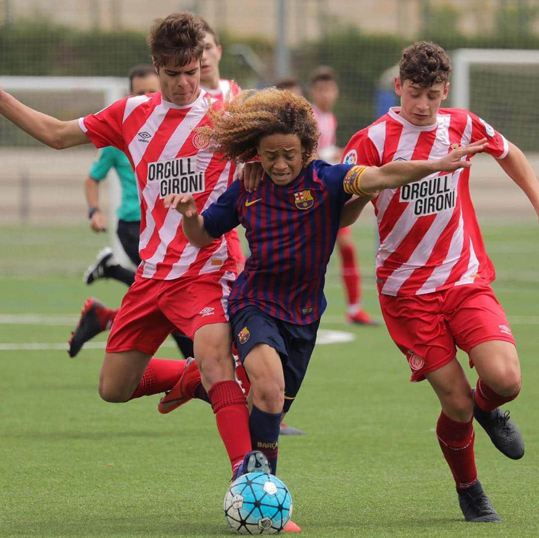 シャビ・シモンズさんのインスタグラム写真 - (シャビ・シモンズInstagram)「Keep pushing! 💪🏼⚽️ : : : : : : : 📸: @sergiojaureguiphoto #fútbol #sport #team #football #soccer #love #player #lovethisgame #attitude #passion #happy #teamwork #win #victory #motivation #gogoles #nike #xavi #xs #xavisimons #lafamilia #lamasia #fcbarcelona #barça #barcelona #forçabarça #fcb」4月29日 4時12分 - xavisimons